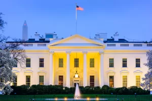 البيت الأبيض يوضح المعلومات الخاطئة بشأن تعريفة الذهب