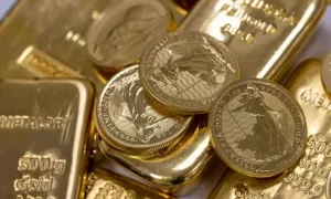 الذهب يتراجع من قمته وسط صعود الدولار