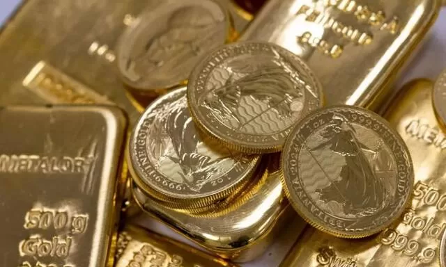 الذهب يهبط من أعلى مستوى سط ارتفاع الدولار