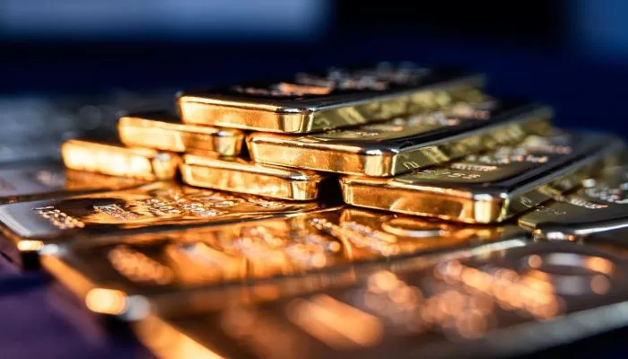 الذهب يحلق لقمة أسبوعين بعد إقالة ليسا كوك من المركزي الأمريكي