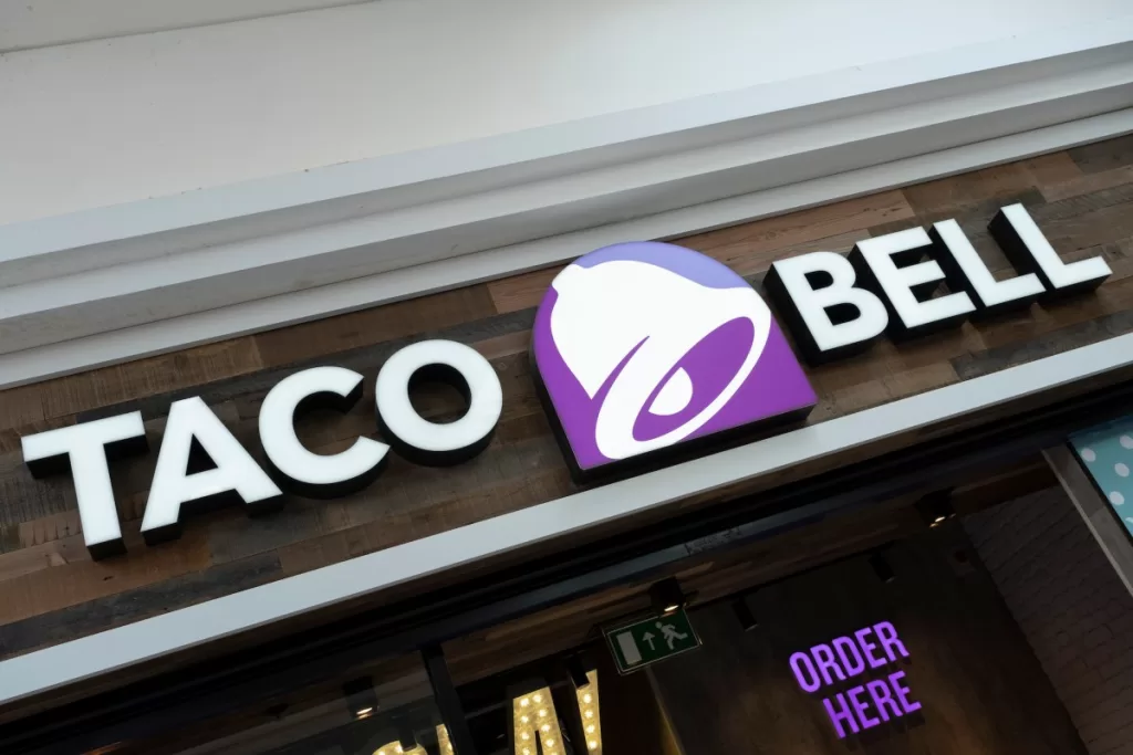 the outside facade of a Taco Bell restaurant