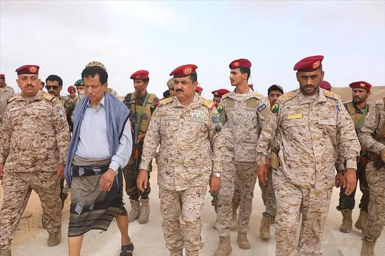 وزير الدفاع ومحافظ المهرة يتفقدان جاهزية محور الغيضة