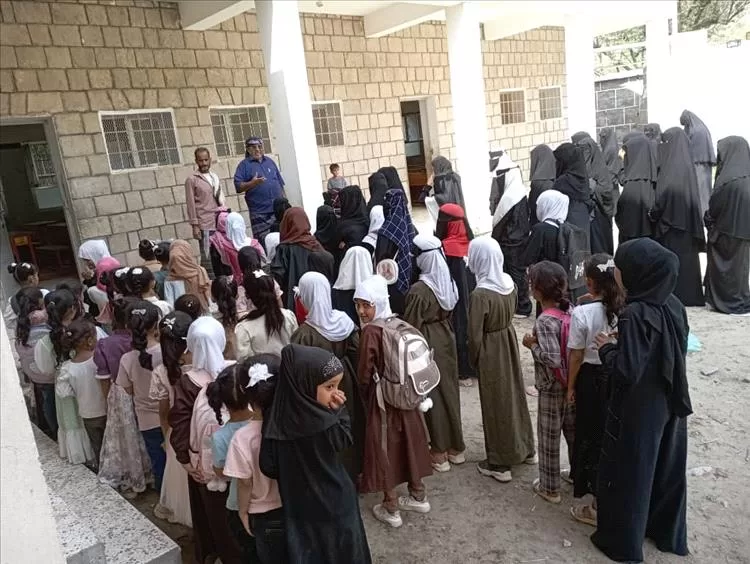 السلطة المحلية ومكتب التربية بيافع سرار يدشنان العام الدراسي الجديد بمجمع البنات التعليمي