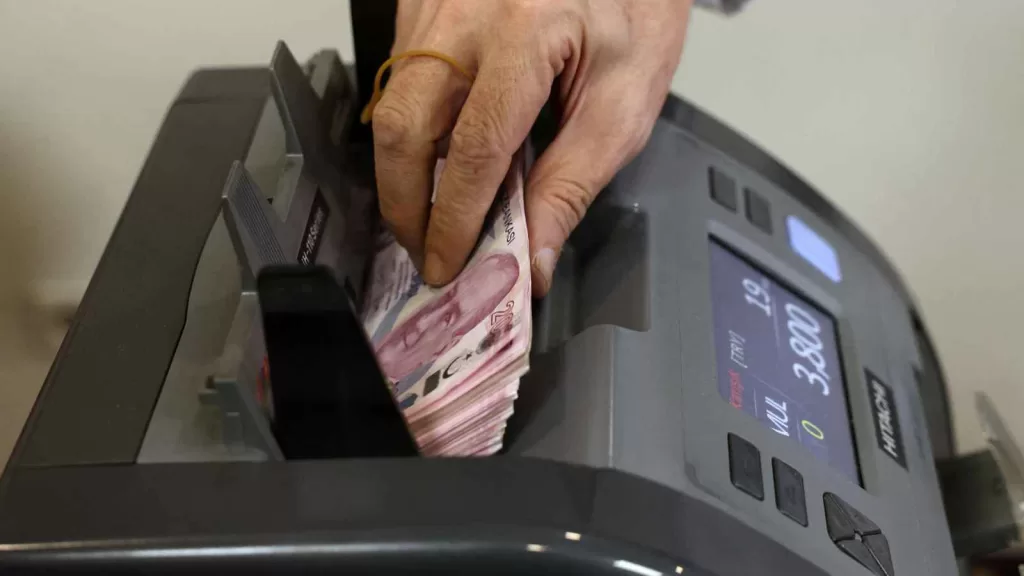 ارتفاع الليرة يهبط بأسعار الذهب في سوريا اليوم.. رغم صعوده عالمياً | إرم بزنس