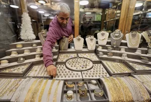 سعر الذهب الحالي في متاجر المجوهرات بعد الزيادة الأخيرة | قناة صدى البلد
