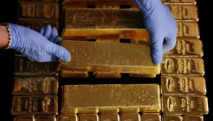 سعر الذهب اليوم: ارتفاع الدولار يدفع “المعدن النفيس” للابتعاد عن ذروته خلال أسبوعين