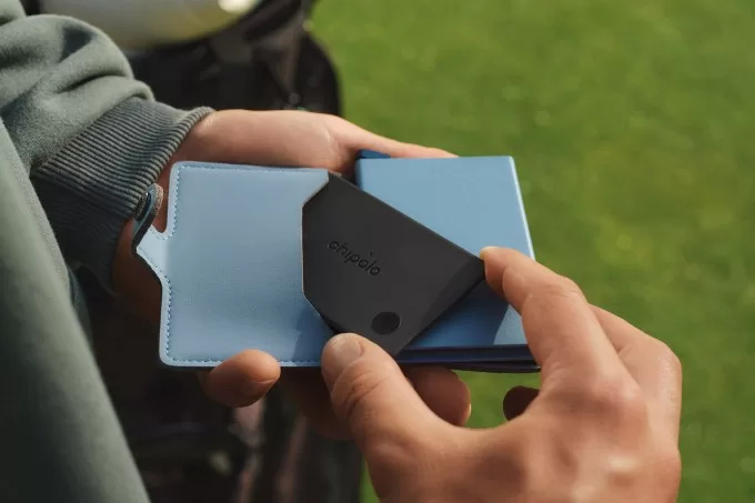 جهاز Chipolo CARD في محفظة