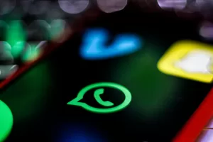 واتساب يصلح خطأ “الضغط صفر” المستخدم لاختراق مستخدمي آبل باستخدام برمجيات التجسس