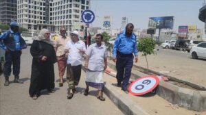 اخبار عدن – بدء تركيب إشارات مرورية على الشوارع القائدية في مديرية المنصورة