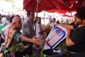 اخبار عدن – تحت إشراف الزهري، الإدارة المحلية في خور مكسر توزع على أسواق السمك والخضروات بنرا