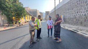 اخبار عدن – مدير مديرية صيرة يتفقد مشروع رصف طريق المؤسسة المالية المركزي في عدن
