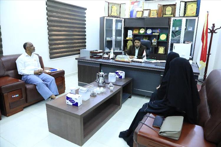 رئيس جامعة المهرة يناقش مع وكيل المحافظة المساعد لشؤون المرأة ظاهرة الابتزاز الإلكتروني
