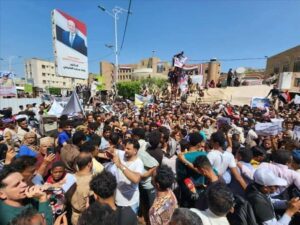 عاجل من عدن: والد الشهيدة إفهتان المشهري يصل تعز والمتظاهرون ينادون برحيل المحافظ