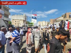 عدن – عاجل: الآلاف يحتجون أمام مبنى محافظة تعز للمدعاة بسرعة إلقاء القبض على قاتلي افته
