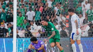 لحظة اليوم: لاعبو الأهلي السعودي يعتذرون للجماهير بعد التعادل مع الهلال (فيديو) | إرم نيوز