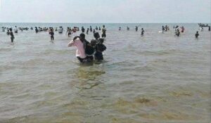 اخبار المناطق – شرطة شبوة توافي بوصول 348 مهاجرًا إلى ساحل رضوم