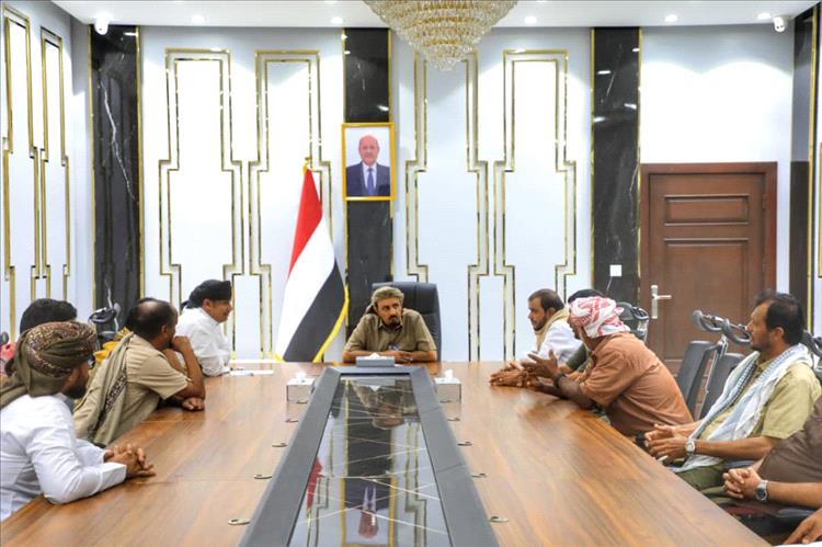 محافظ حضرموت يبحث مع قيادات عدد من الجمعيات السمكية بالريدة وقصيعر سُبل تنظيم عملية الاصطياد والحفاظ على الثروة السمكية