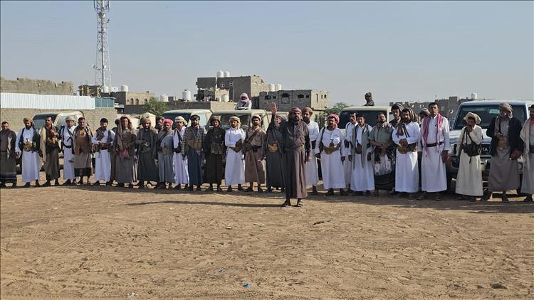 وفد من مشايخ ووجهاء الجوف يزور مخيم الشهيد يونس الشريحي ويعلن تضامنه مع أسرته وموقفه الداعم لتحقيق العدالة