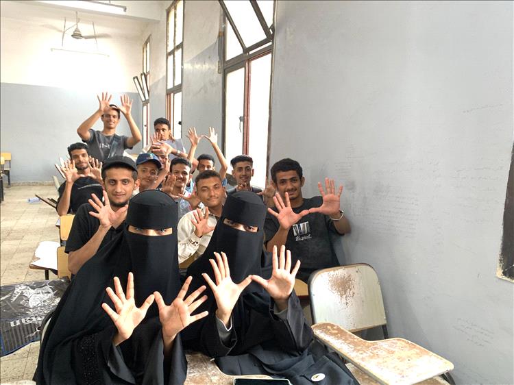 عدن:طلاب مؤسسة رموز التنموية للصم وذوي الاحتياجات الخاصة يباشرون التعليم التحضيري في قسم