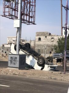 اخبار عدن – حادث انقلاب سيارة فوكسي قرب جزيرة العمال