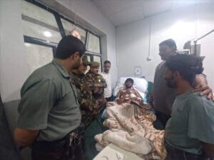 اخبار عدن – زيارة المقدم رياض الشيخ والعميد هاشم السيد لجريحى الكتيبة الأولى الاحتياطية لحماية ر.