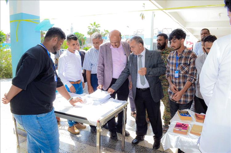 كلية الطب بجامعة عدن تنظم طبقًا خيريًا دعمًا للمجتمع