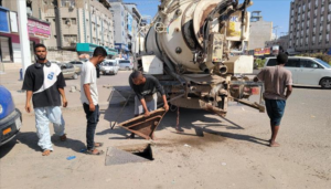 اخبار عدن – مدير المنصورة يوجه بإطلاق حملة لتنظيف شبكة الصرف الصحي في المديرية