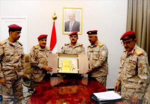 اخبار عدن – مدير قسم شؤون الضباط ونائبه يقدمان درع الوفاء والعرفان إلى وزير الدفاع تقديراً له.