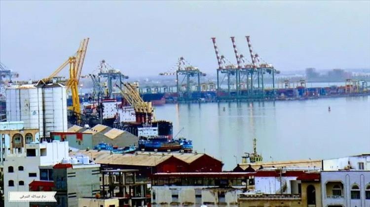 مصدر ملاحي ينفي مزاعم احتجاز حاويات في ميناء عدن