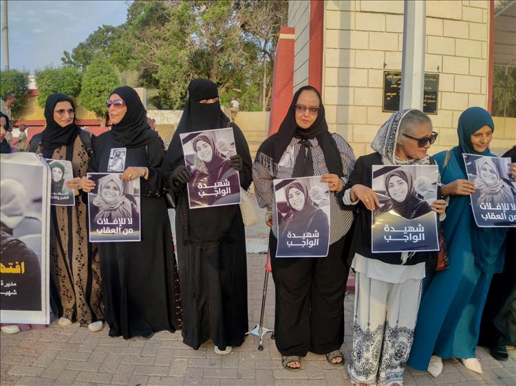 وقفة احتجاجية بمشاركة رئيسة اللجنة الوطنية للمرأة والقيادات النسوية في عدن تطالب بتحقيقات عادلة في اغتيال