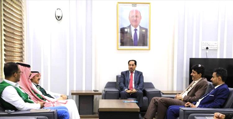وزير الشباب يناقش مع البرنامج السعودي إعادة تأهيل ملعب 22 مايو بعدن ويشيد بنجاح بطولة الدارتس