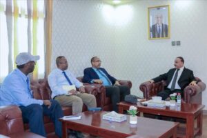 اخبار عدن – وزير النقل يناقش مع السفير الصومالي سبل التعاون في مجالات النقل البحري والجوي
