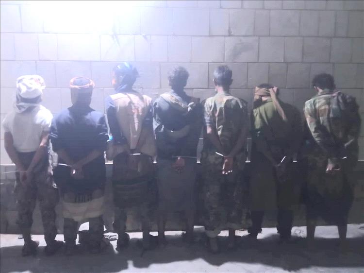 أمن أبين يعلن ضبط قائد نقطة وعدداً من أفراده لابتزازهم سائقاً مصرياً