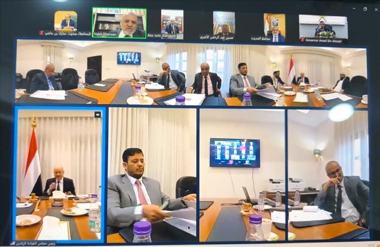 رئيس مجلس القيادة الرئاسي يثمن الجهود المتفانية لمحافظ حضرموت في تنفيذ نزولات لمديريات المحافظة