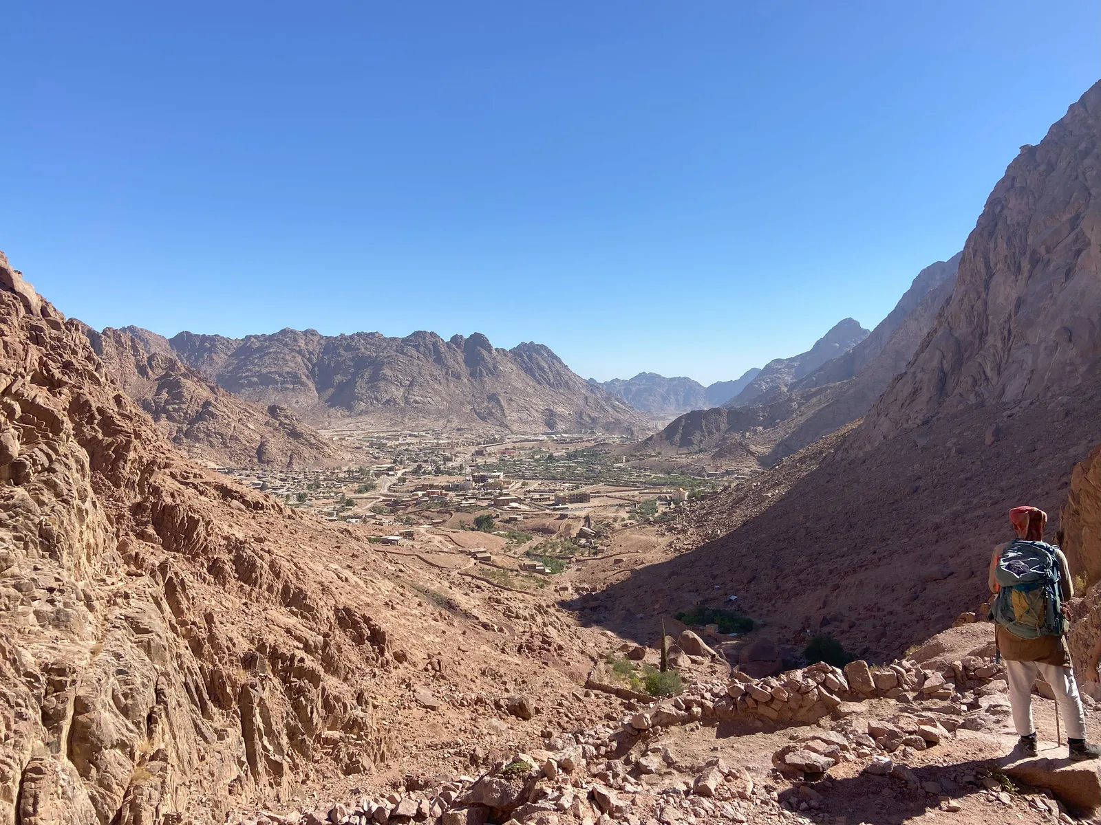 البحث عن السكينة أثناء رحلة عبر مسارات سيناء الوعرة في مصر