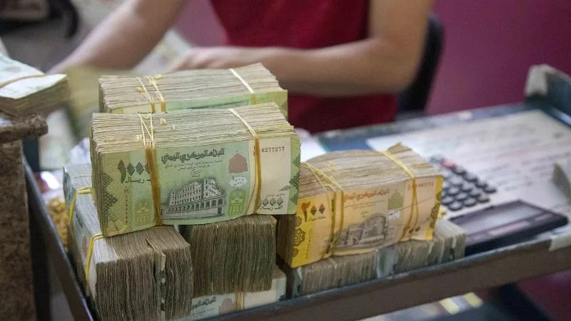 (بالوثائق) الكشف أخيراً عن أكثر من 200 جهة حكومية تحتفظ بمليارات الريالات من الإيرادات بعيداً عن البنك المركزي في عدن – شاشوف