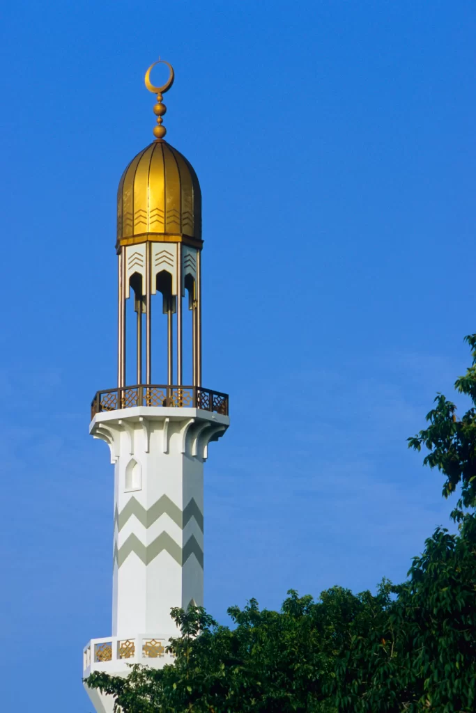 يمكن لركاب الرحلة زيارة مسجد الجمعة الكبير ذو القبة الذهبية في المالديف
