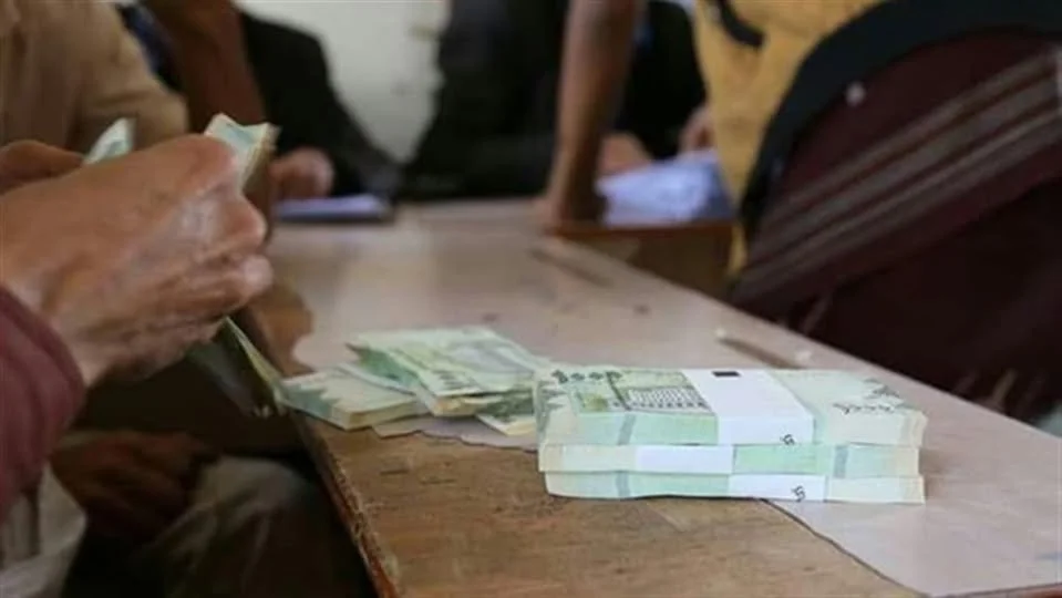 عدن: راتب وحيد مستقطع أيضاً… أزمة معيشية خانقة تهدد بالانفجار ضد الحكومة – شاشوف