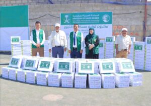 مركز الملك سلمان يبدأ توزيع 15 ألف كرتون من التمور للنازحين في محافظة مأرب