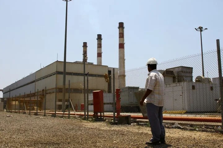 احتجاز 150 قاطرة: أزمة تأخير الرواتب تؤدي إلى احتجاجات جديدة وتعطل الكهرباء في عدن وطرق أبين – شاشوف