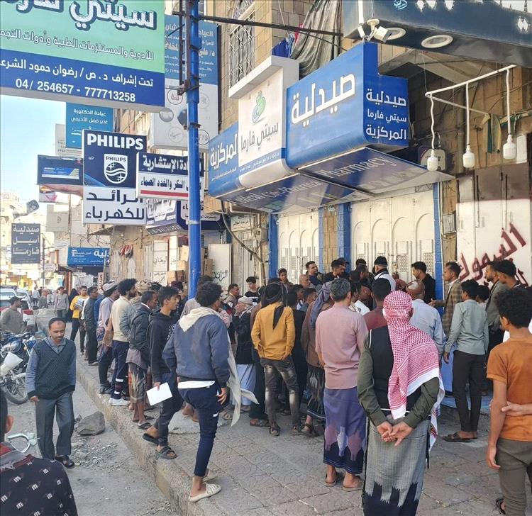 استنفار في تعز… كسروا باب الصيدلية لإنقاذه فوجدوه نائمًا! قصة إنسانية تهز شارع التحرير