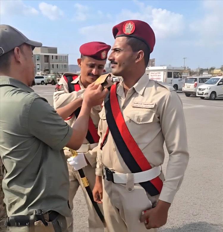 العميد نصر المشوشي يكرّم الضبّاط مراد الحجيلي ومختار يسلم لتخرّجهما من الكلية الحربية بدرجة ممتاز