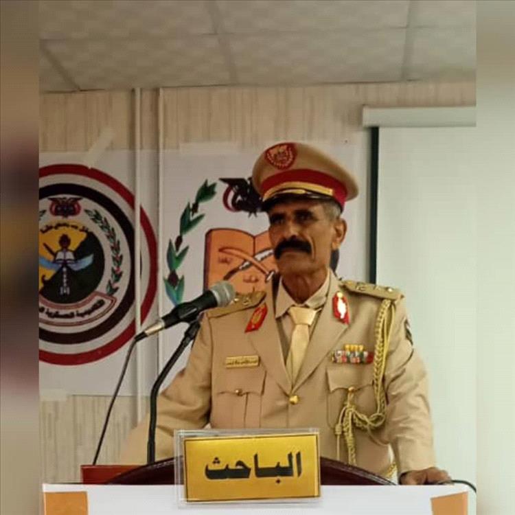 العلم يلتقي بالخبرة في الميدان .. العقيد سالم البرهمي يضيف وسام الماجستير لمسيرته العسكرية