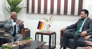 اخبار عدن – حيدرة يبرز تعزيز التعاون بين مستشفى الصداقة والجامعة الألمانية خلال اجتماعه مع القائد.