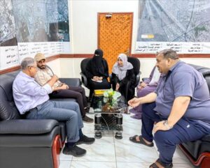 اخبار عدن – راشد وبن جرادي يتناولان طرق عمل صندوق النظافة في سوق النساء الشعبي بصيرة.