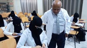 اخبار عدن – مدير مستشفى الصداقة يطلق الامتحانات النهائية لطلاب الماجستير المهني في طب النساء.