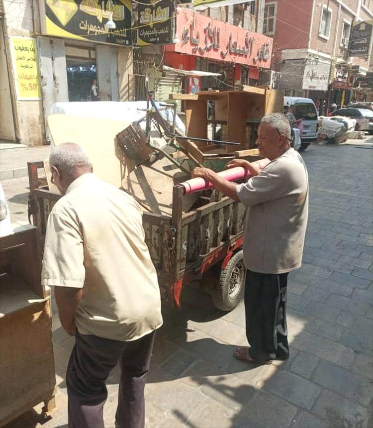 مكتب الأشغال العامة بصيرة ينفذ حملة لتنظيم الأسواق وإزالة العشوائيات بعدن