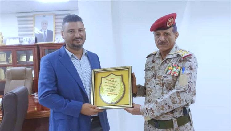 نائب رئيس هيئة الأركان يكرّم مدير المؤسسة العامة للأثاث والتجهيزات المدرسية تقديراً لجهوده