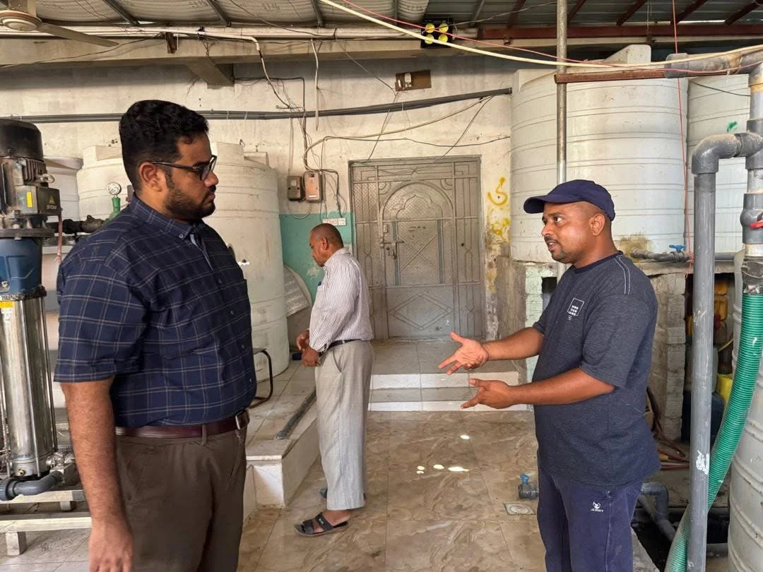المكلا تعاني من مياه ملوثة: تحقيق رسمي يكشف أن 70% من محطات التعبئة تبيع مياهاً ‘غير آمنة للاستهلاك’ – شاشوف