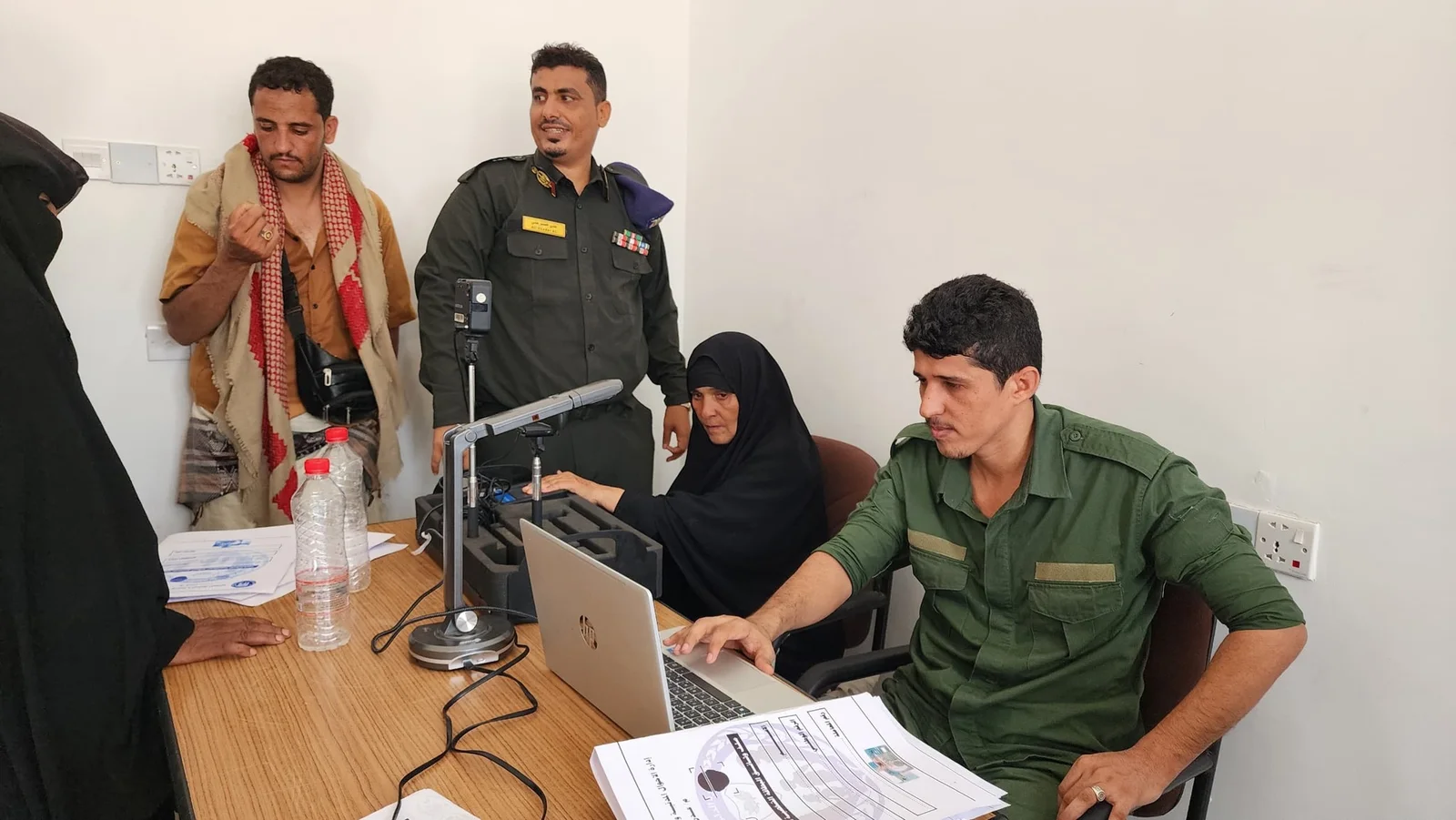 ‘انتظر غدًا’: كيف أصبحت البطاقة الذكية في عدن سببًا لطابور لا ينتهي ورشاوى تُدفع سرًا؟ – شاشوف
